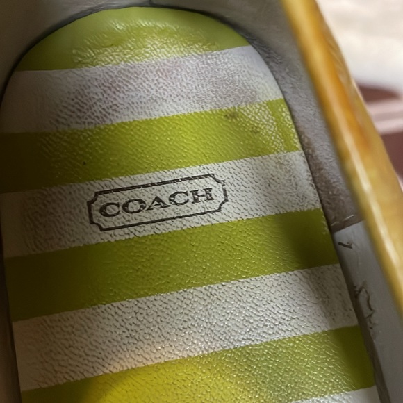 Coach sandals super cute Cream lemony yellow logo pins with bows - Picture 6 of 7